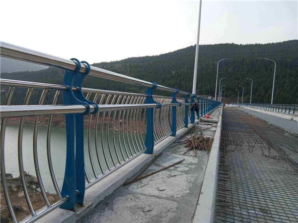 武清不锈钢桥梁护栏的特点及其在桥梁安全中的重要作用